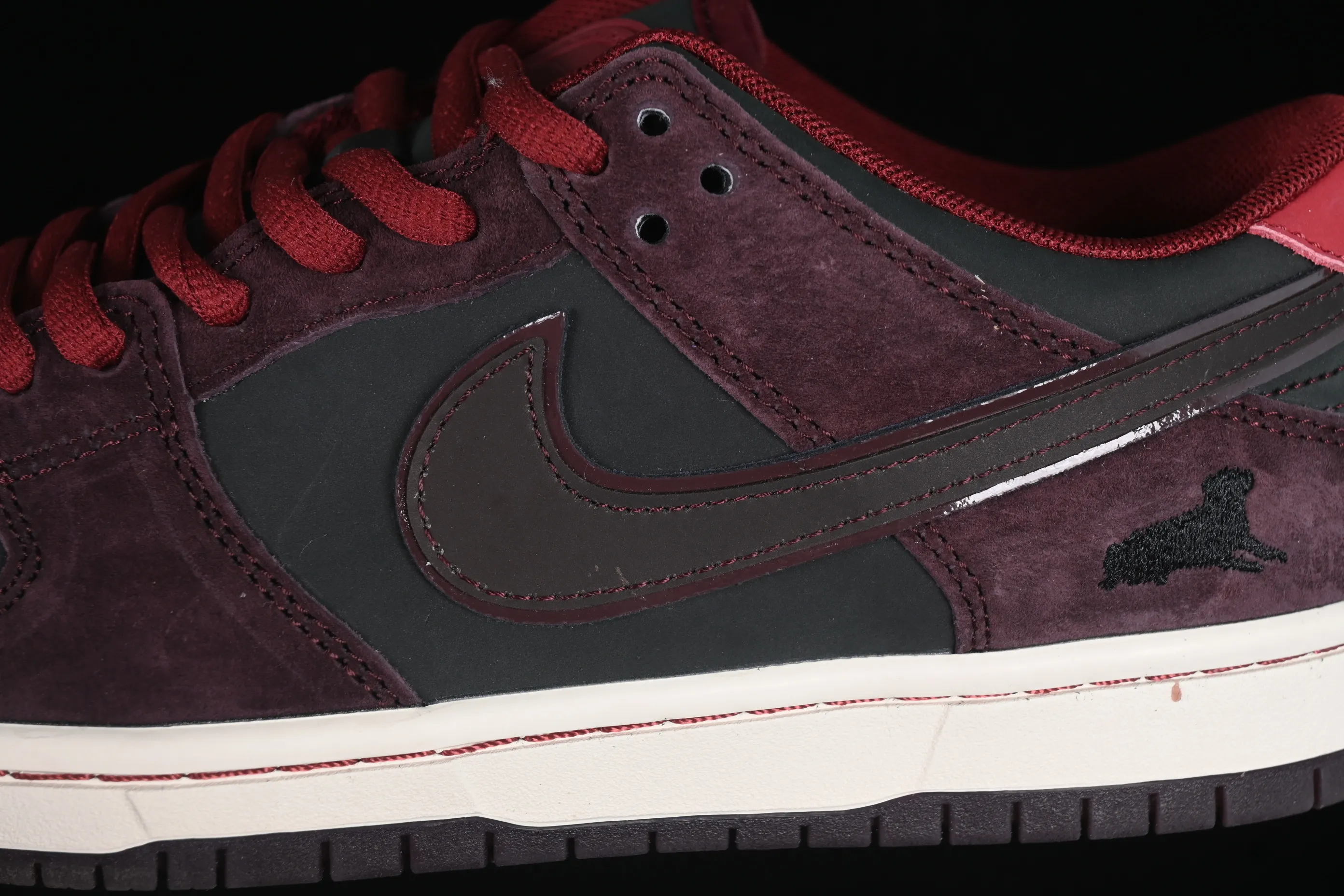 All categories Nk SB Dunk Series Nk SB Dunk Low low-top sneakers K version Riot Skateshop x Nk SB Dunk Low joint model Bordeaux red low-top casual sneakers FZ1289-200
